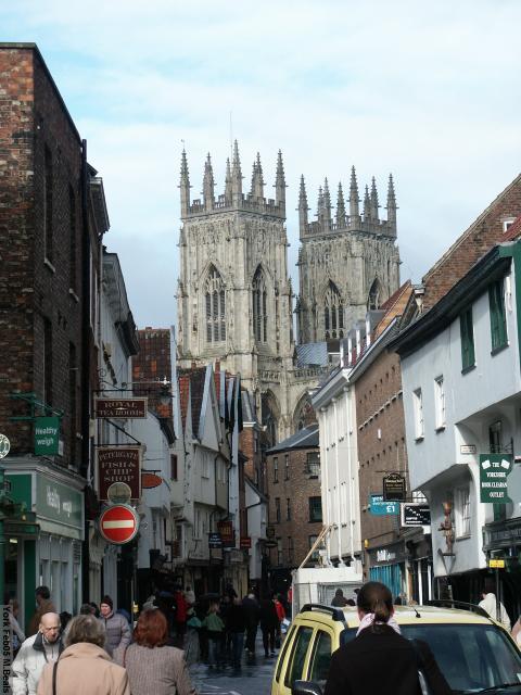 PICT5360-York_Minster_towers_over_the_city
