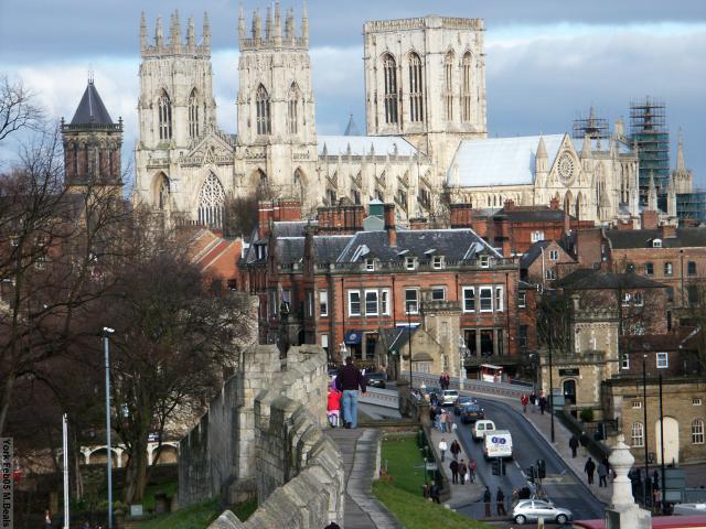 PICT5558-Minster_dominates_the_city